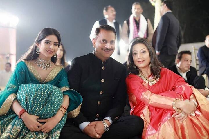 बीजेपी सरकार में केंद्रीय मंत्री रहे राजीव प्रताप रूडी की पत्नी नीलम रूडी भी एयर होस्टेस रह चुकी हैं. राजीव प्रताप रूडी खुद भी पायलट रह चुके हैं.