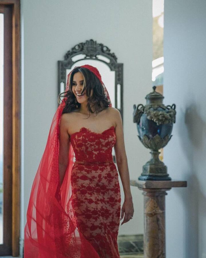 नुकतेच फरहान आणि शिबानी यांनी त्यांच्या लग्न सोहळ्याचे फोटो सोशल मीडियावर शेअर केले. या फोटोमधील शिबानीच्या आऊट फिटनं अनेकांचं लक्ष वेधलं. तिच्या वेडिंग लूकच्या खास गोष्टी जाणून घेऊयात....  (photo:shibanidandekar/ig)