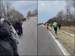 यूक्रेन छोड़ने की जद्दोजेहद, भारत के 40 मेडिकल छात्र पैदल ही पोलैंड बॉर्डर की ओर निकले, सामने आईं ये तस्वीरें