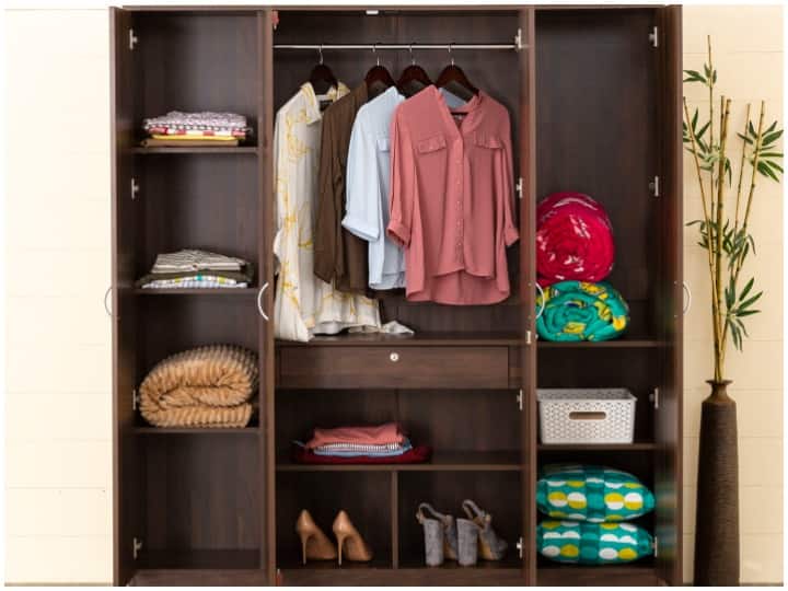 How Can I Arrange My Wardrobe Neat How Do You Arrange Clothes In Shelves And Small Wardrobe Organizer Hacks इस तरह चुटकियों में सेट हो जाएगी आपकी फैली हुई कपड़ो की अलमारी, वार्डरोब को सेट रखने के 7 टिप्स