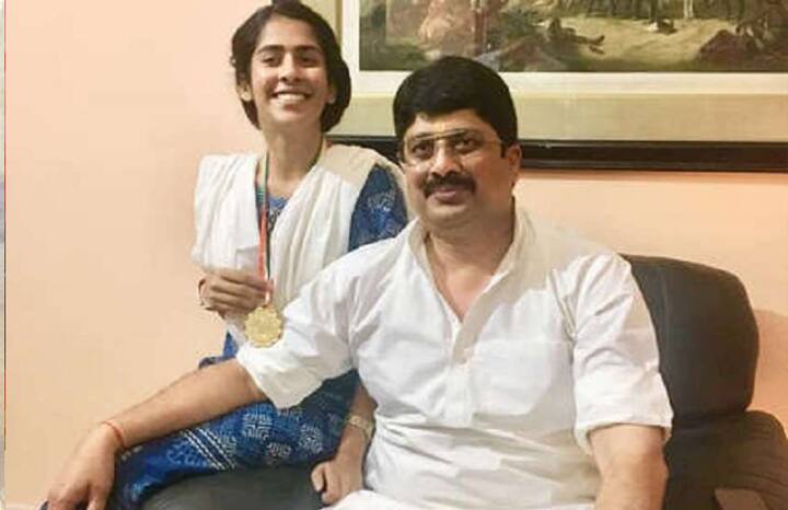 राजा भैया के इस शौक को उनकी बड़ी बेटी बृजेश्वरी आगे बढ़ा रही हैं. बृजेश्वरी शूटिंग में स्टेट लेवल की चैम्पियन हैं.