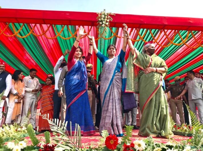 उत्तर प्रदेश में चार चरणों की वोटिंग हो चुकी है. अब बाकी के बचे तीन चरणों के लिए नेता धुंआधार रैलियां कर रहे हैं. इस बीच आज अखिलेश यादव की पत्नी और पूर्व सांसद डिंपल यादव भी चुनावी कैंपेन के लिए निकलीं. समाजवादी पार्टी नेता डिंपल ने कहा कि सपा की कथनी और करनी में कोई अंतर नहीं है और जब सपा की सरकार बनेगी तो घोषणा पत्र में किए गए सभी वादों को पूरा किया जाएगा साथ ही सभी सरकारी नौकरियों में महिलाओं को 33 प्रतिशत आरक्षण दिया जाएगा.