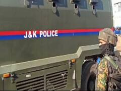Jammu-Kashmir Police: जम्मू-कश्मीर में पाकिस्तान का बड़ा आतंकी प्लान नाकाम, पुलिस ने बरामद किया हथियारों का जखीरा