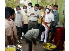 தஞ்சாவூரில் நடைபெறும் வளர்ச்சி திட்ட பணிகள் குறித்து மாவட்ட ஆட்சியர் ஆய்வு