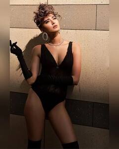 બ્લેક મોનોકિનીમાં એરિકા ફર્નાન્ડિઝે કરાવ્યુ હોટ ફોટોશૂટ, એરિકાની માતા પણ ના ઓળખી શકી