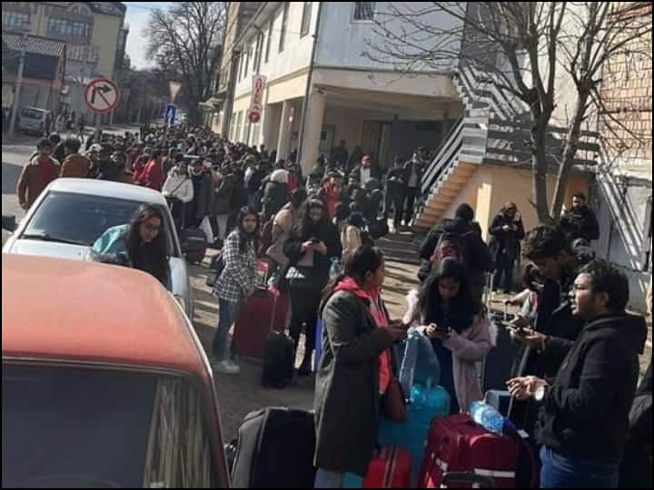 पश्चिमी यूक्रेन के लीव और चेरनित्सी में विदेश मंत्रालय के कैंप दफ्तर ने काम करना शूरू कर दिया है. इनकी मदद के लिए अतिरिक्त रशियन बोलने वाले अधिकारियों को कैंप में भेजा गया है.