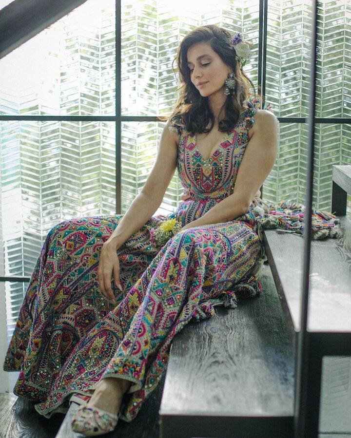 शिबानीने तिचा मेहेंदीचे काही फोटो शेअर केलेत. (photo:shibanidandekar/ig)