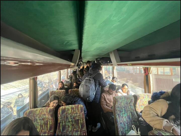 इन छात्रों को बस के ज़रिए चेरनित्सी से यूक्रेन रोमानिया बॉर्डर तक लाया जा रहा है.