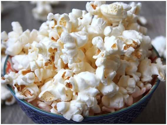 પોપ કોર્ન વજન ઘટાડવામાં પણ મદદ કરે છે. પોપ કોર્નમાં બહુ ઓછી કેલરી હોય છે. વજન ઘટાડવા દરમિયાન તમારે પોપકોર્ન ખાવું જોઈએ. આ ભૂખ શાંત કરે છે.