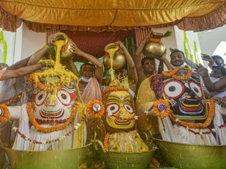 Unhappy with the attack on Ukraine Russian devotees prayed at Lord Jagannath temple prayed for an end to the fight यूक्रेन पर हमले से नाखुश रूसी श्रद्धालुओं ने भगवान जगन्नाथ मंदिर में की प्रार्थना, लड़ाई खत्म करने की मांगी दुआ