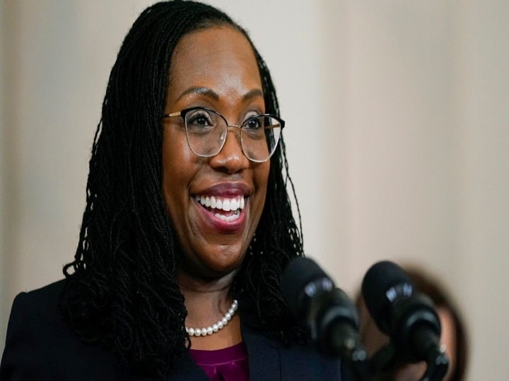 First Black Woman Judge: அமெரிக்க வரலாற்றில் முதன்முறை.! உச்சநீதிமன்ற நீதிபதியாக கறுப்பின பெண்..! குவியும் பாராட்டு!!