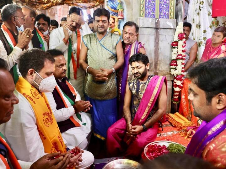 इसके बाद वह भगवान कृष्ण को समर्पित प्रसिद्ध द्वारकाधीश मंदिर पहुंचे, जहां उनके स्वागत के लिए पारंपरिक लोक नृत्य प्रस्तुत किया गया.