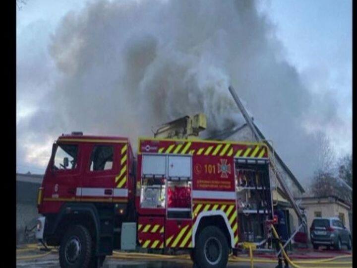 रूस ने अब रिहायशी इलाकों को भी निशाना बनाना शुरू कर दिया है. यूक्रेन और रूस के बीच चल रही जंद में आम नागरिकों की जान जा रही है.