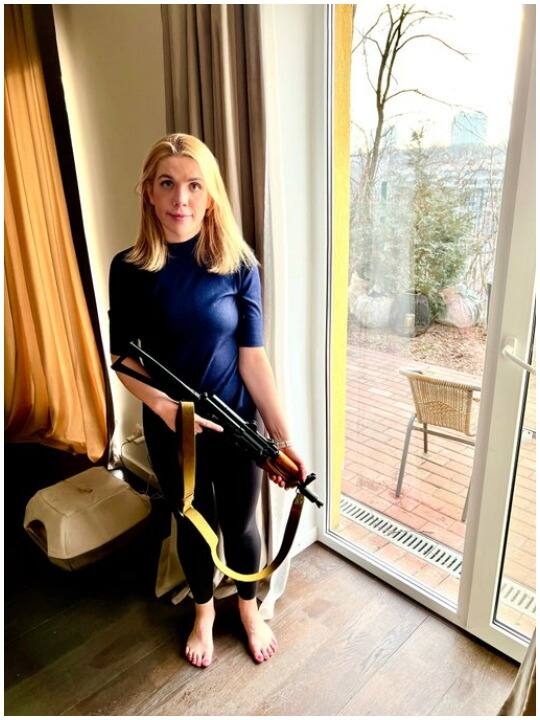 सोशल मीडिया पर वायरल हो रही तस्वीर में यूक्रेन की महिला सांसद कीरा रूडिक अपने हाथ में कलाश्निकोव राइफल थामें दिख रही हैं. (तस्वीर सोर्स: सोशल मीडिया)