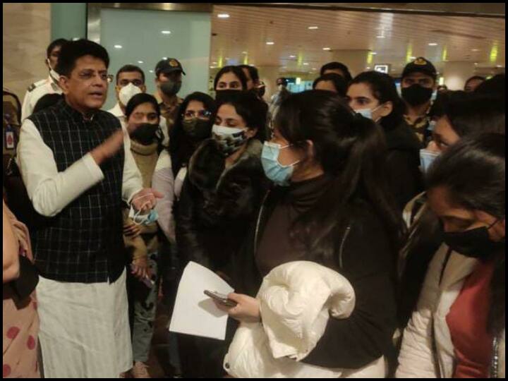 यूक्रेन से निकाले गए 219 भारतीयों को लेकर AI की पहली उड़ान मुंबई पहुंची, पीयूष गोयल एयरपोर्ट पर रहे मौजूद