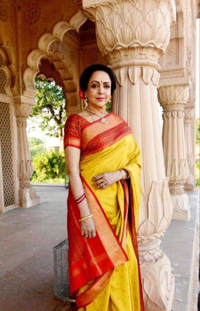 हेमा मालिनी किसी पहचान की मोहताज नहीं है. सालों तक बॉलीवुड पर राज करने वालीं हेमा मालिनी अब राजनीति में काफी सक्रिय हो चुकी हैं. वह पहले राज्यसभा सांसद बनीं और फिर लोकसभा का चुनाव जीत संसद पहुंचीं.