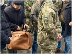 रूस के खिलाफ लड़ने के लिए यूक्रेन की सेना में शामिल होने पहुंचा 80 साल का शख्स, तस्वीर हो रही वायरल