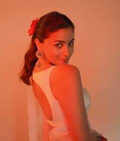 ਆਲੀਆ ਭੱਟ ਨੂੰ ਵ੍ਹਾਈਟ ਸਾੜੀ 'ਚ ਦੇਖ ਫੈਨਜ਼ ਦਾ ਡੋਲਿਆ ਮਨ, ਕਿਹਾ-ਕੋਈ ਏਨਾ ਸੋਹਣਾ ਕਿਵੇਂ ਹੋ ਸਕਦੈ