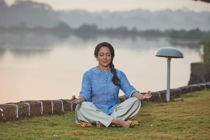 हेमा मालिनी के लाइफस्टाइल की बात करें तो वह खुद को फिट रखने के लिए नियमित तौर पर योग और साधना करती हैं.