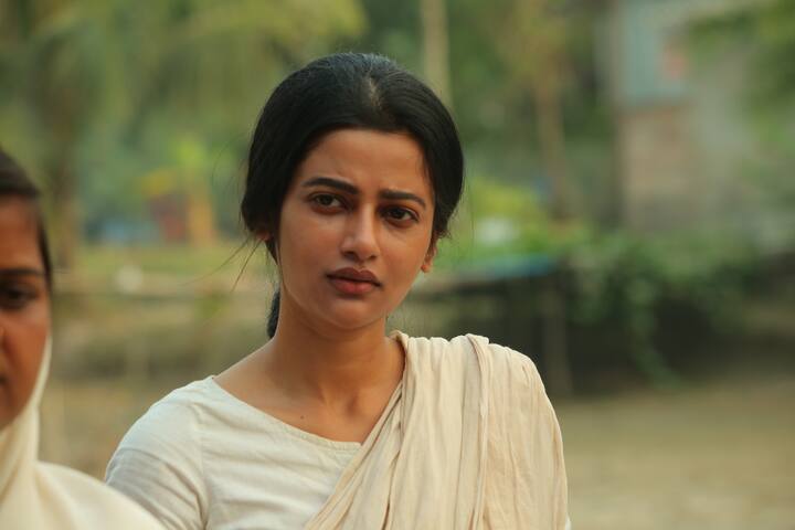 টলিউডে ফের নতুন নায়িকার সঙ্গে জুটি বাঁধছেন ঋদ্ধি সেন (Riddhi Sen)! কৌশিক পুত্রের বিপরীতে নতুন ওয়েব সিরিজে দেখা যাবে উষসী রায়কে (Ushasi Ray)। 'হইচই'-এর নতুন ওয়েব সিরিজের অভিনেতা অভিনেত্রীদের লুক প্রকাশ পেয়েছে সদ্যই।