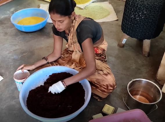 Raipur: वेस्ट मटेरियल का बेहतरीन उपयोग, गोबर और बेकार फूलों से बन रहा होली का गुलाल