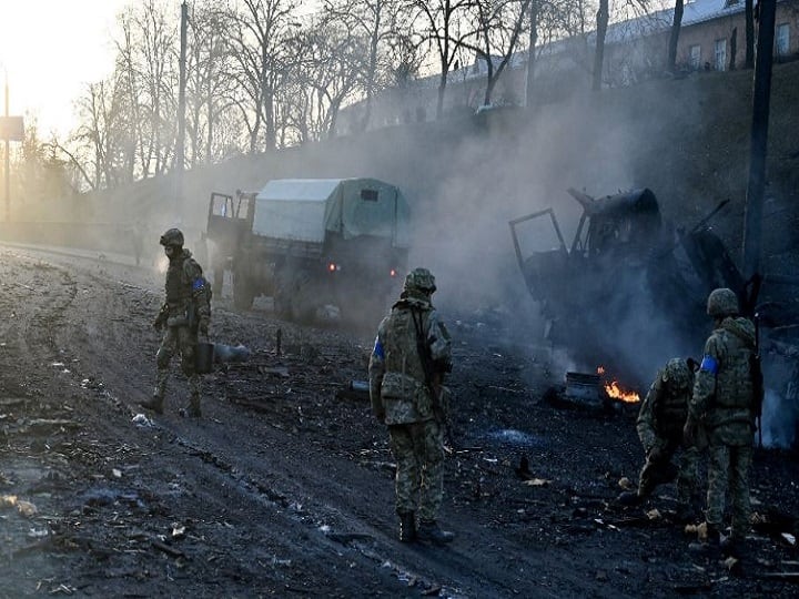 Russia Ukraine War: Oil depot on fire after missile strike near Kyiv Ukraine Russia Ukraine War: કિવમાં ઓઈલ ડેપો પર રશિયાઓ છોડી મિસાઈ,લ, ઝેરી ગેસથી લોકોને શ્વાસ લેવામાં પડી રહી છે તકલીફ, જુઓ Video