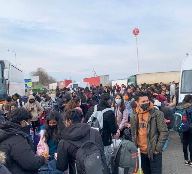 युक्रेनवरून येणाऱ्या प्रवाशांसाठी फ्री वाय फाय, बसण्यासाठी आसन व्यवस्था, पाणी आणि अन्न पदार्थ इत्यादी सुविधा देण्यात येणार आहेत.