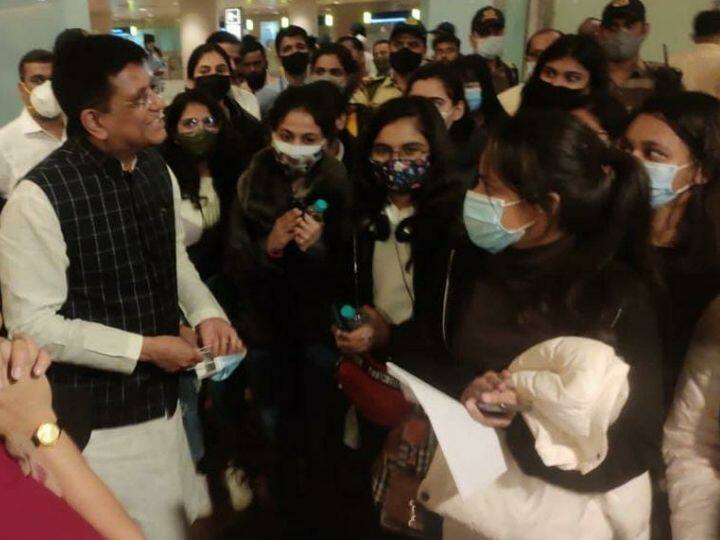 219 students stranded in Ukraine return to India welcome students at Mumbai Airport Russia Ukraine War :  युक्रेनमध्ये अडकलेले 219 विद्यार्थी भारतात परतले, मुंबई विमानतळावर केंद्रीय मंत्री पियूष गोयल यांच्याकडून स्वागत