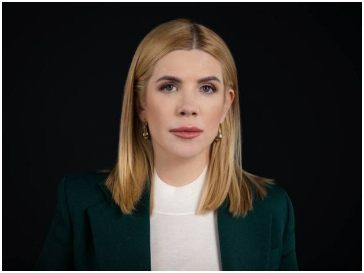 इसके अलावा यूक्रेन के राष्ट्रपति जेलेंस्की ने देश के नागरिकों से राष्ट्र की रक्षा की अपील करते हुए हथियार उठाकर रूसी सेना से मुकाबला करने को कहा है. (तस्वीर सोर्स: सोशल मीडिया)