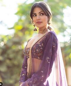 रिया चक्रवर्ती के सिर से नहीं उतर रहा दोस्त शिबानी की शादी का ख़ुमार, अब पर्पल लहेंगे में लगीं ब्यूटीफुल