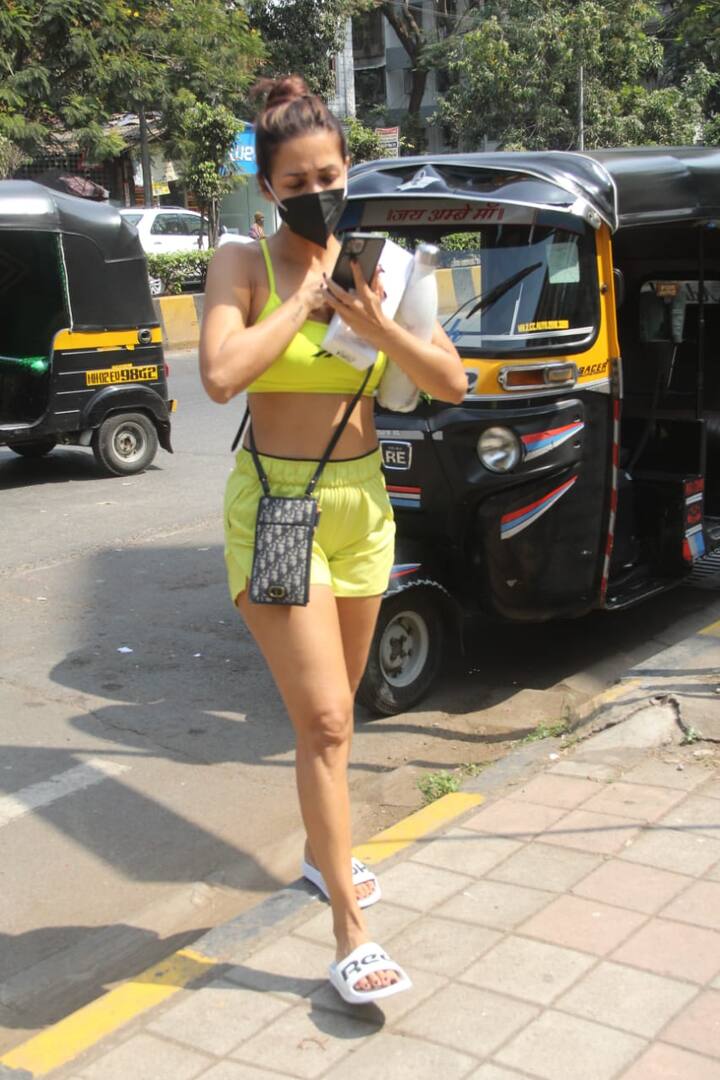 दरअसल हुआ यूं कि जब मीडिया के सामने मलाइका अरोड़ा योगा क्लासेस में जाते हुए अपने फोन पर कुछ ज्यादा ही बिजी दिखी तो दर्शकों को मलाइका कि वह बात याद आ गई जिसके चलते वह अर्जुन को टोका करती हैं