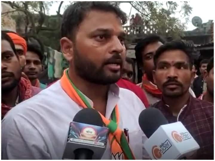 UP Election 2022: मऊ के घोसी में BJP प्रत्याशी की फिसली जुबान, सपा को जिताने के लिए कही ये बात UP Election 2022 Tongue of BJP Candidate Vijay Rajbhar slipped in Ghosi of Mau talked about making Samajwadi Party Akhilesh Yadav Victory ANN UP Election 2022: मऊ के घोसी में BJP प्रत्याशी की फिसली जुबान, सपा को जिताने के लिए कही ये बात