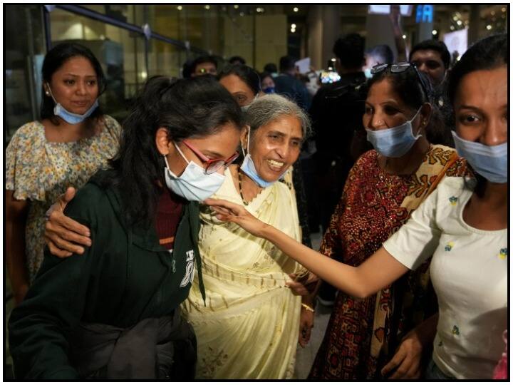 यूक्रेन से भारत लौटे छात्रों के चेहरों पर दिखी खुशी, मुंबई पहुंचते ही राहत की सांस ली