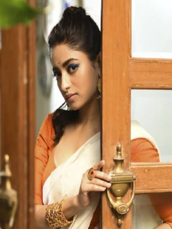 ইশা সাহার 'অভিনয় যাত্রা'