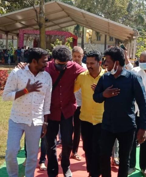 இந்த நிலையில், இன்று நடிகர் விஜய் புனீத் ராஜ்குமாரின் நினைவிடத்திற்கு வந்து அவரது புகைப்படத்திற்கு அஞ்சலி செலுத்தினார்.