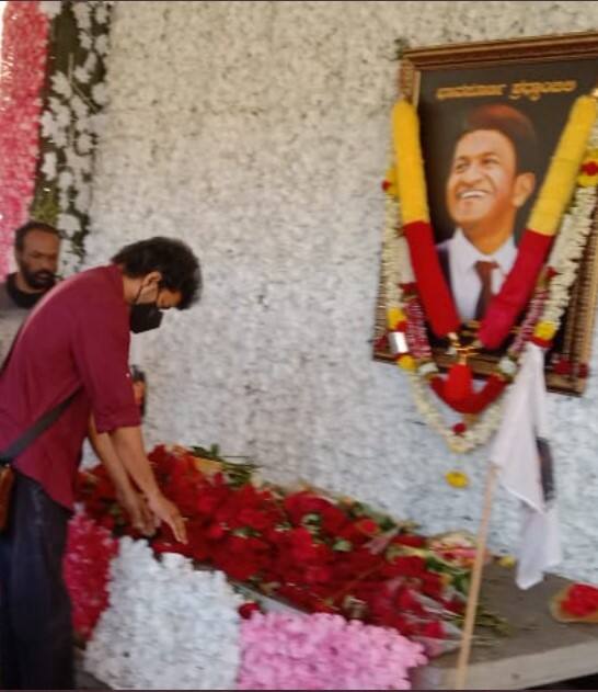 கடந்த ஆண்டு மறைந்த நடிகர் புனீத் ராஜ்குமாரின் நினைவிடத்திற்கு பலரும் அஞ்சலி செலுத்தி வருகின்றனர்.