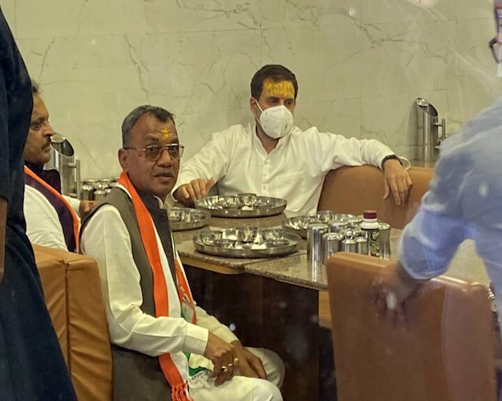 Rahul Gandhi eat Gujarati Thali in Dwarka before Congress Chintan Shibir રાહુલ ગાંધીએ દ્વારકા ખાતે માણી ગુજરાતી ભોજનની મજા, જાણો શું શું ખાધું?