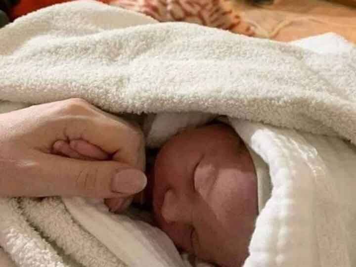 Russia Ukraine War Baby girl born in Kyiv underground shelter amid bombing and tank noise Russia Ukraine War: बमबारी और टैंकों के शोर के बीच कीव के अंडरग्राउंड शेल्टर में हुआ बच्ची का जन्म, यूक्रेन सरकार ने नाम दिया ‘फ्रीडम’