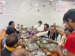 રાહુલ ગાંધીએ દ્વારકા ખાતે માણી ગુજરાતી ભોજનની મજા, જુઓ તસવીરો