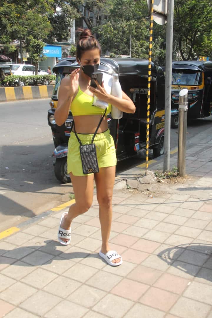 मलाइका अरोड़ा को फोन से चिपका देख दर्शकों ने उन्हें यह कहकर ट्रोल करना शुरू कर दिया कि मैडम सीख देने से पहले खुद भी इस चीज को अपना लीजिए.