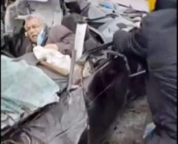 Russia Ukraine Conflict - Russia Ukraine war updates Video Viral : ਰੂਸੀ ਟੈਂਕ ਨੇ ਕਾਰ 'ਤੇ ਜਾ ਰਹੇ ਵਿਅਕਤੀ ਨੂੰ ਕੁਚਲਿਆ, ਕਿਸਮਤ ਨਾਲ ਬਚੀ ਜਾਨ