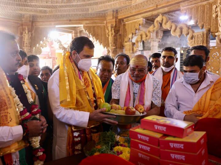 कांग्रेस की गुजरात इकाई के किसान प्रकोष्ठ के अध्यक्ष पाल अंबालिया ने कहा कि माथे पर तिलक लगाने के बाद गांधी 'धाजा', पूजा के बाद भगवान को समर्पित किया जाने वाला एक बड़ा धार्मिक ध्वज, लेकर मंदिर में गये.