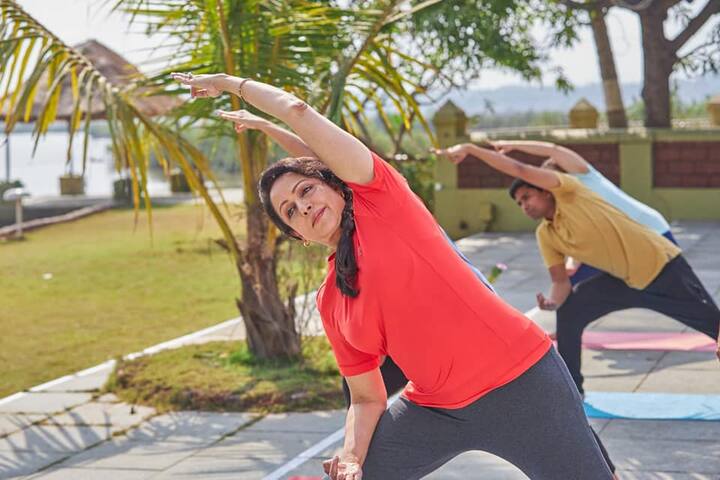 बात गाड़ियों की करें तो हेमा मालिनी के पास एक करोड़ रुपये से ज्यादा की गाडियां हैं. उन्हें गाड़ियों में एसयूवी कुछ खास पसंद नहीं है. हेमा मालिनी के पास करीब तीन करोड़ रुपये के गहने भी हैं.