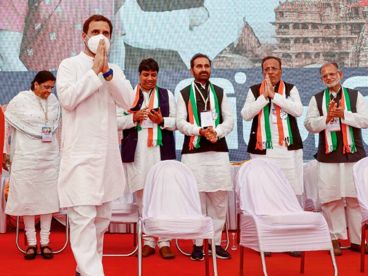 गुजरात के द्वारका में चिंतन शिविर में कांग्रेस नेता राहुल गांधी बीजेपी पर जमकर बरसे. राहुल गांधी ने कहा कि बीजेपी कुछ नेताओं को अपनी तरफ करने में लगी है. जितने लोगों को बीजेपी ले जाना है ले जाओ. आपको उन्हें कुछ लोगों को उपहार के रूप में भी देना होगा.