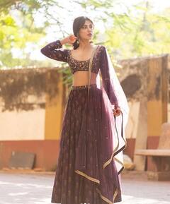 रिया चक्रवर्ती के सिर से नहीं उतर रहा दोस्त शिबानी की शादी का ख़ुमार, अब पर्पल लहेंगे में लगीं ब्यूटीफुल