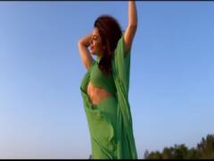 समुद्र किनारे इठलाती-बलखाती नजर आईं 'गोरी मैम' नेहा पेंडसे, वीडियो में दिखा बेहद दिलकश अंदाज़