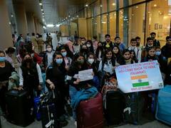 PHOTO : युक्रेनमधील 219 विद्यार्थी भारतात परतले