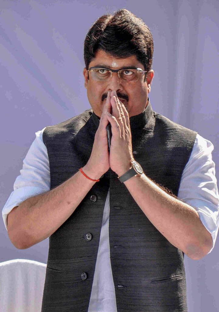 राजा भैया प्रतापगढ़ के कुंडा से विधायक हैं. कई बार यूपी सरकार में मंत्री रह चुके राजा भैया का असली नाम रघुराज प्रताप सिंह है. ये नाम उन्हें उनके माता पिता ने रखा था. क्षेत्र के लोगों ने उनका नाम राजा भैया रख दिया और वह इसी नाम से जाने जाते हैं.
