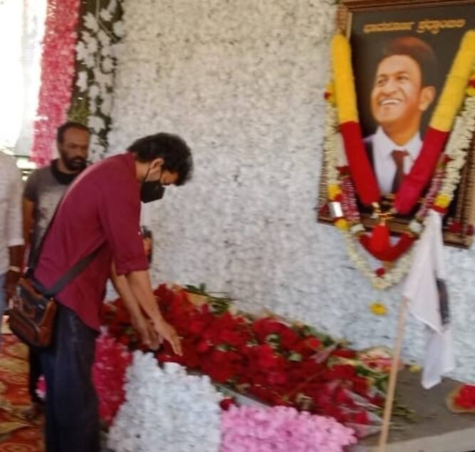 மறைந்த நடிகர் புனித் ராஜ்குமார் நினைவிடத்தில் நடிகர் விஜய்