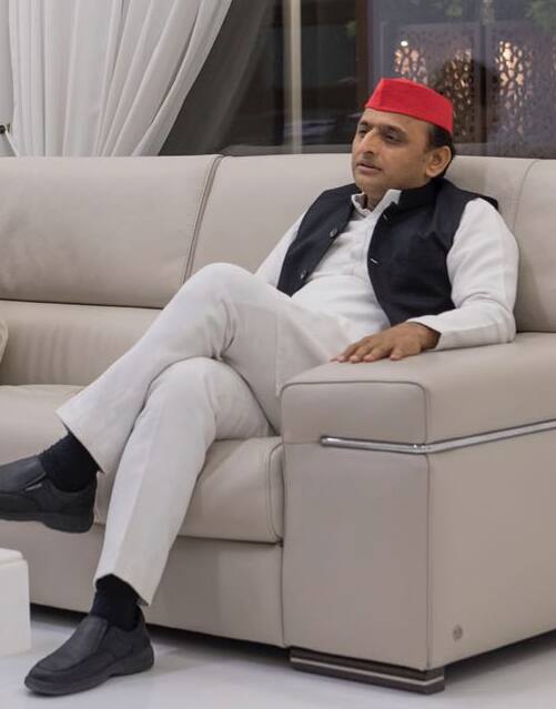 अखिलेश यादव ने पांचवीं क्लास के बाद से ही घर के बाहर रहकर पढ़ाई की है. पहले वह राजस्थान के धौलपुर मिलिट्री स्कूल गए. वहां से मैसूर गए जहां पर उन्होंने इंजीनियरिंग की डिग्री ली और फिर आगे की पढ़ाई सिडनी से की.